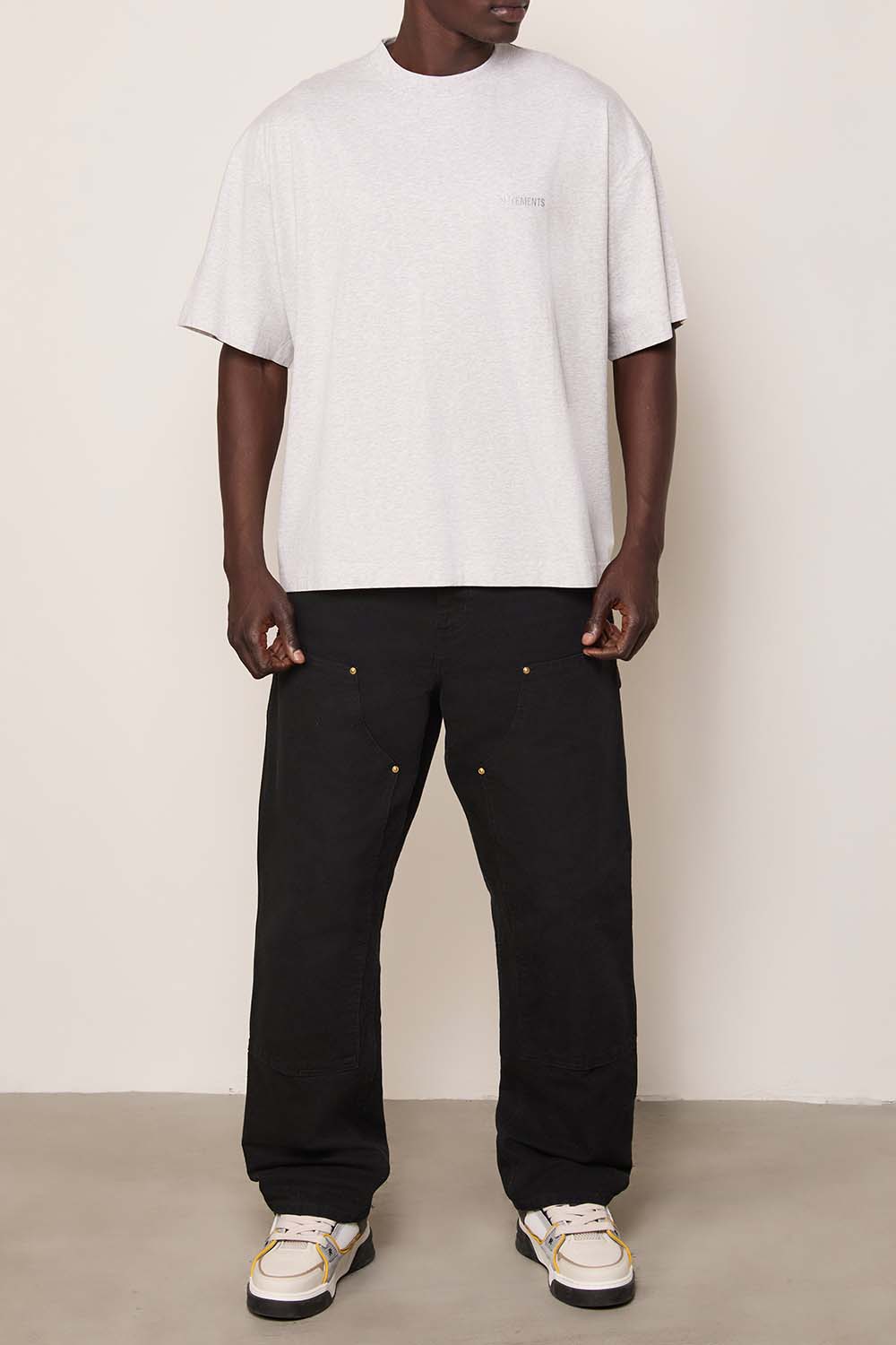 תמונת כל הלוק של חולצת טי